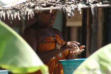 Gran mama intenta a preparare polpette di manioca