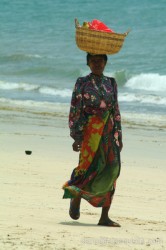 Venditrice di frutta, spiaggia di Madirokely